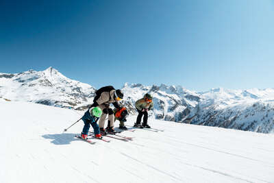 Famille sur les skis à Tignes
